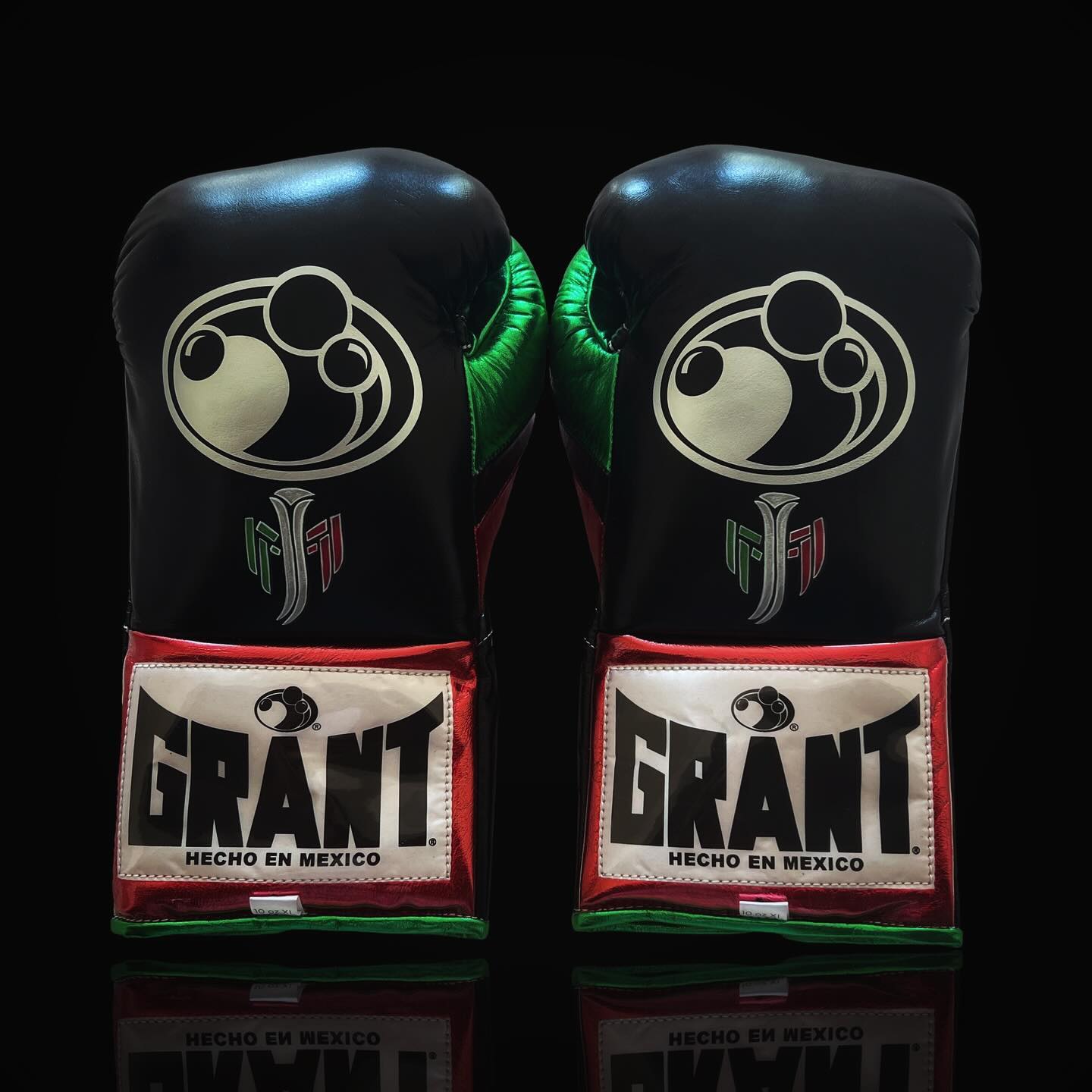 Grant Boxing Gloves Black/Green/Red | Lace-Up
