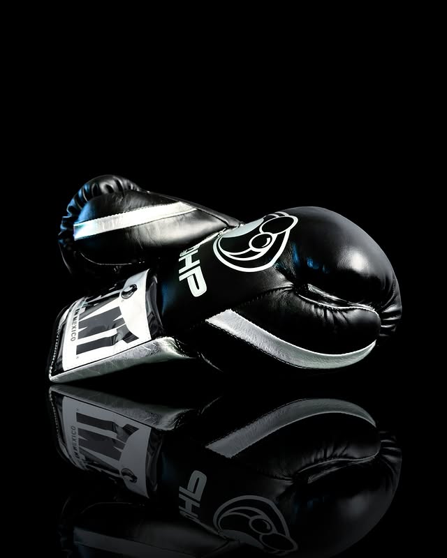 Grant Boxing Gloves Black/Silver | Lace-Up