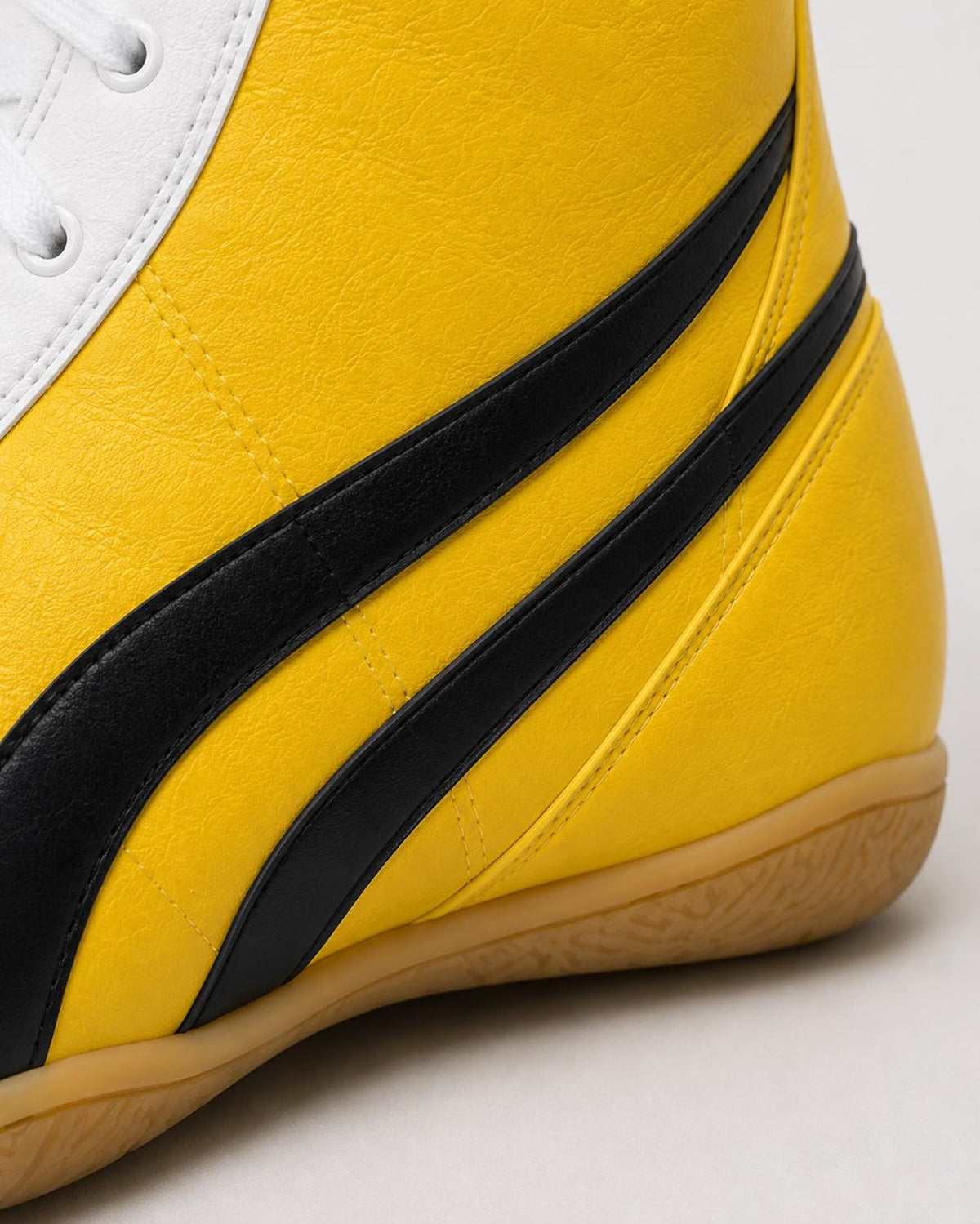 Lightweight boxing boots for professional boxing training Yellow/White Close View