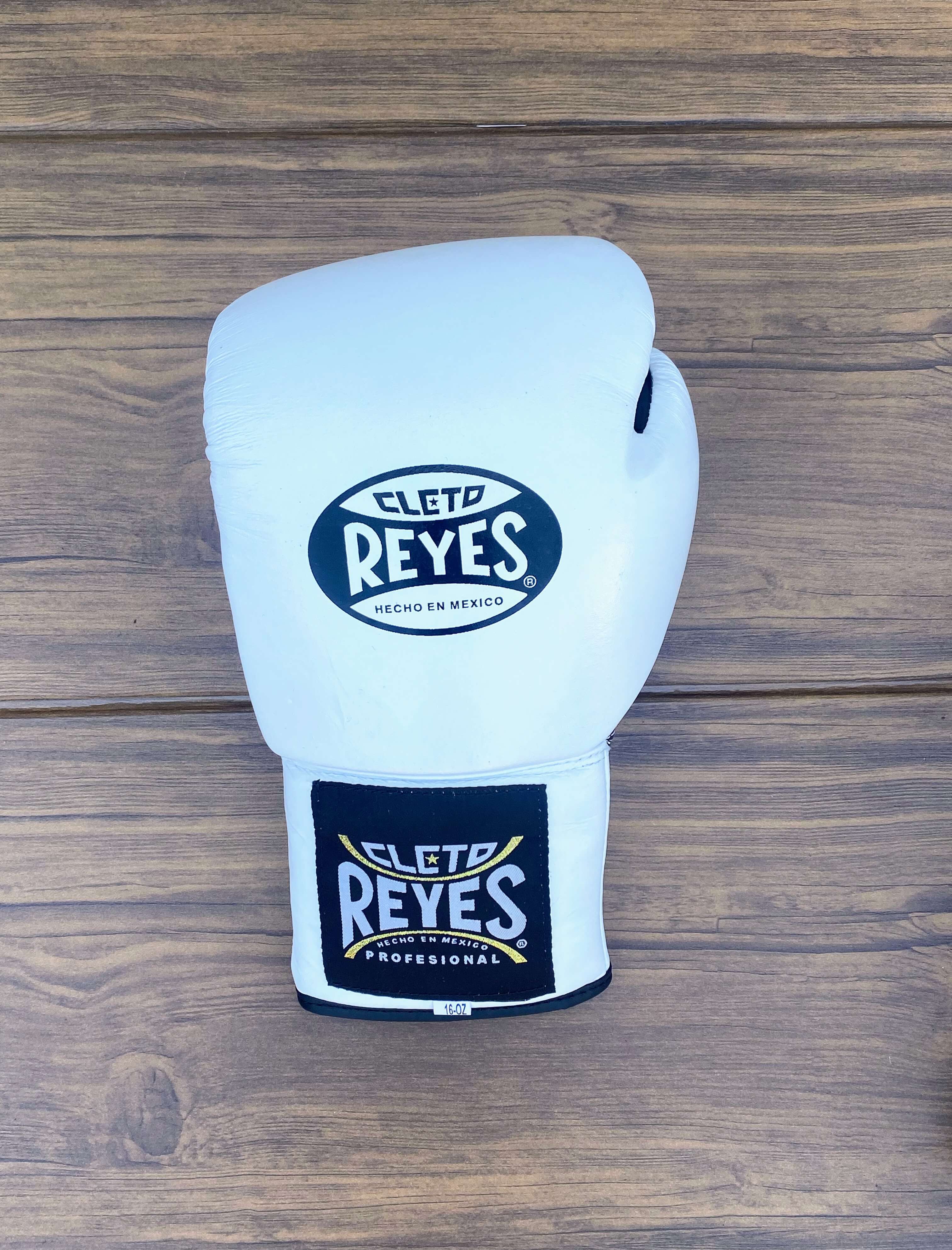 Cleto Reyes Genuine Leather Boxing Gloves White/Black 14oz Pair Close View