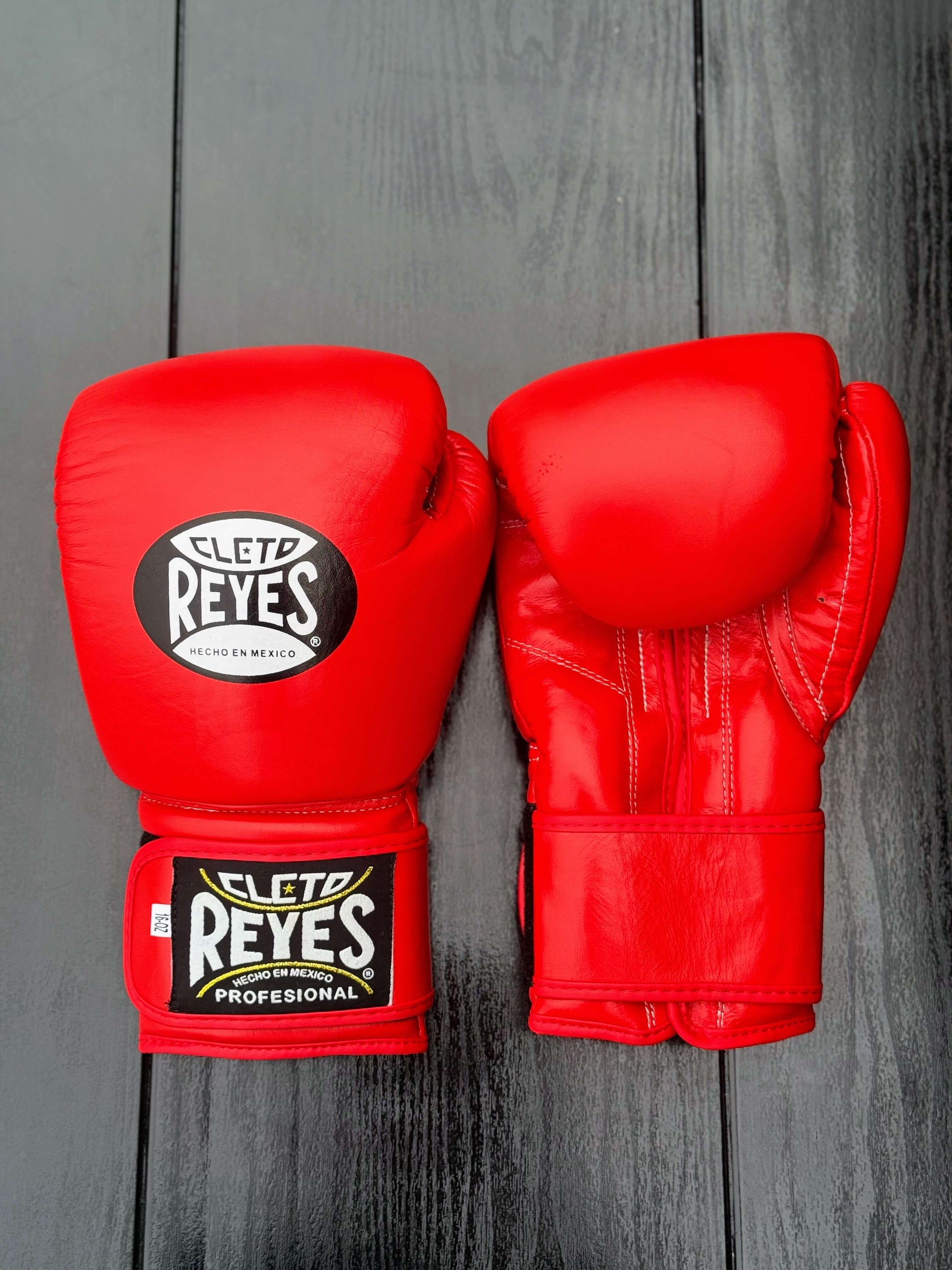 Cleto Reyes Boxing Set Red Gloves High Quality Training Equipment Gloves Front View