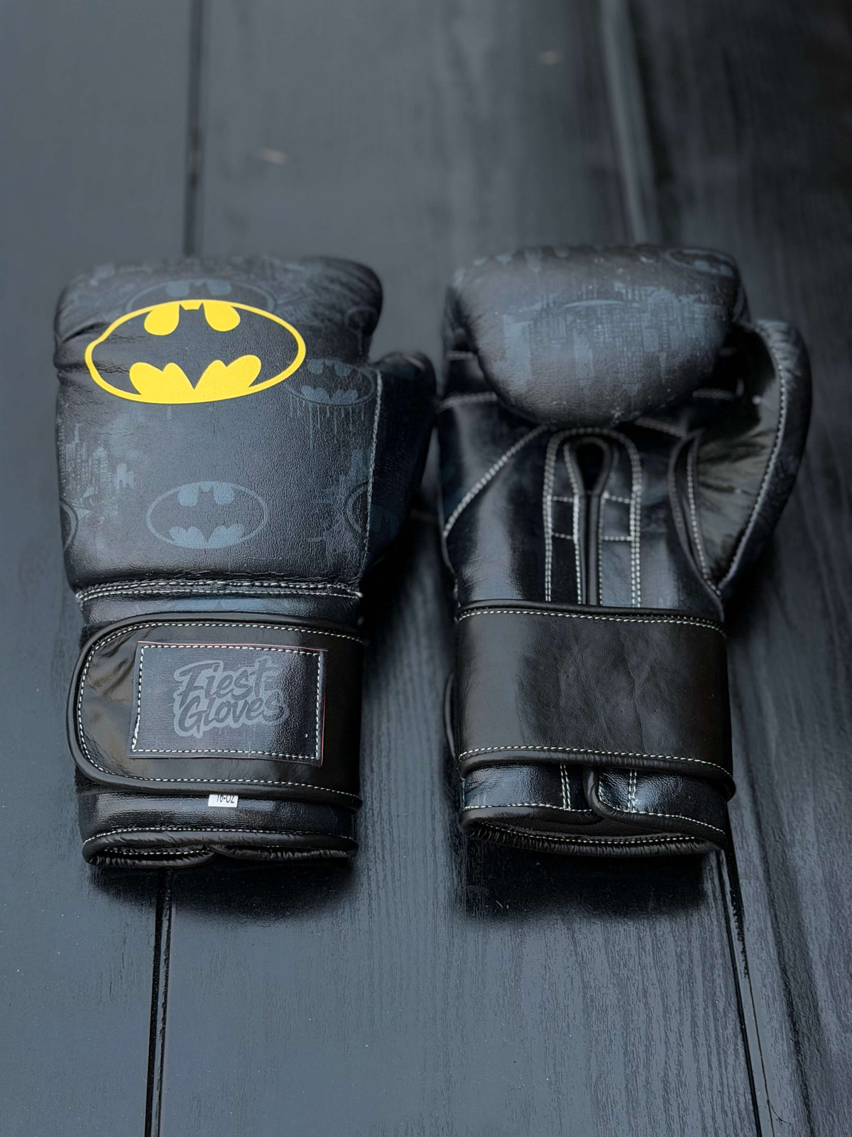 Fiest Boxing Set Winning Style Batman Edition Leather Gloves Front View