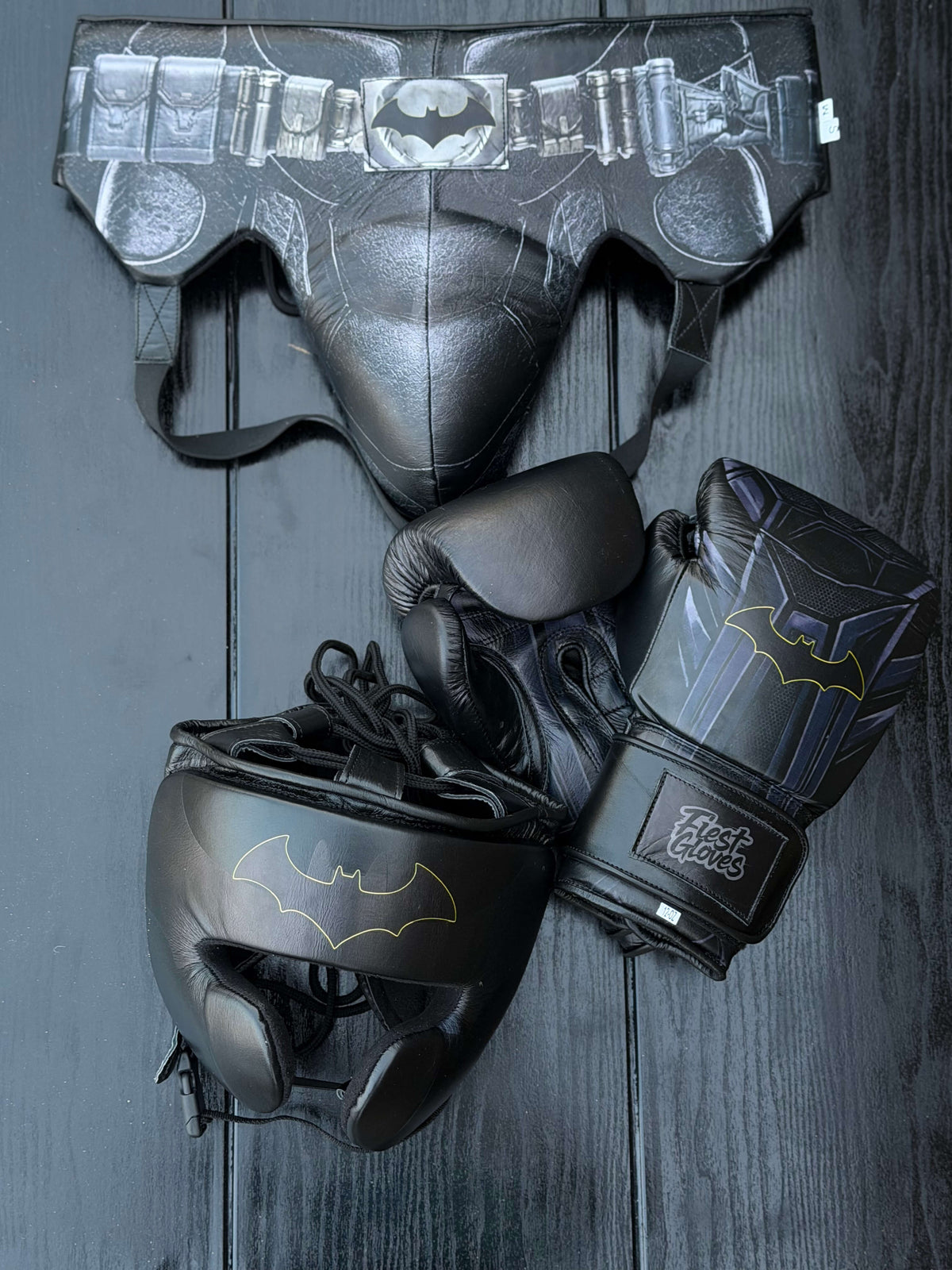 Fiest Boxing Set Winning Style Batman  Black Leather Gloves and Mitts for Training Close View