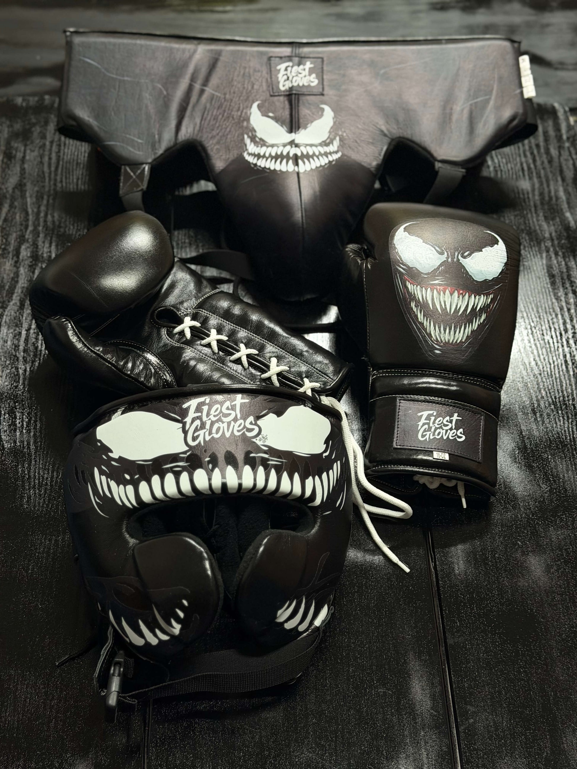 Fiest Winning Style Boxing Sets Black Venum Style Leather Gloves and Mitts for Training