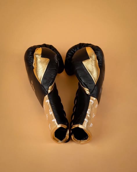 Fly Boxing Gloves Lace-Up | Black/Golden