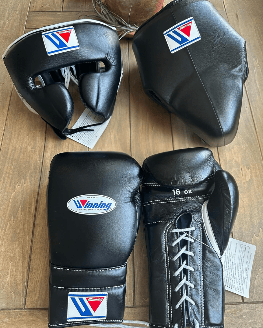 Winning Boxing Set Black Lace-Up Gloves Headguard Kit