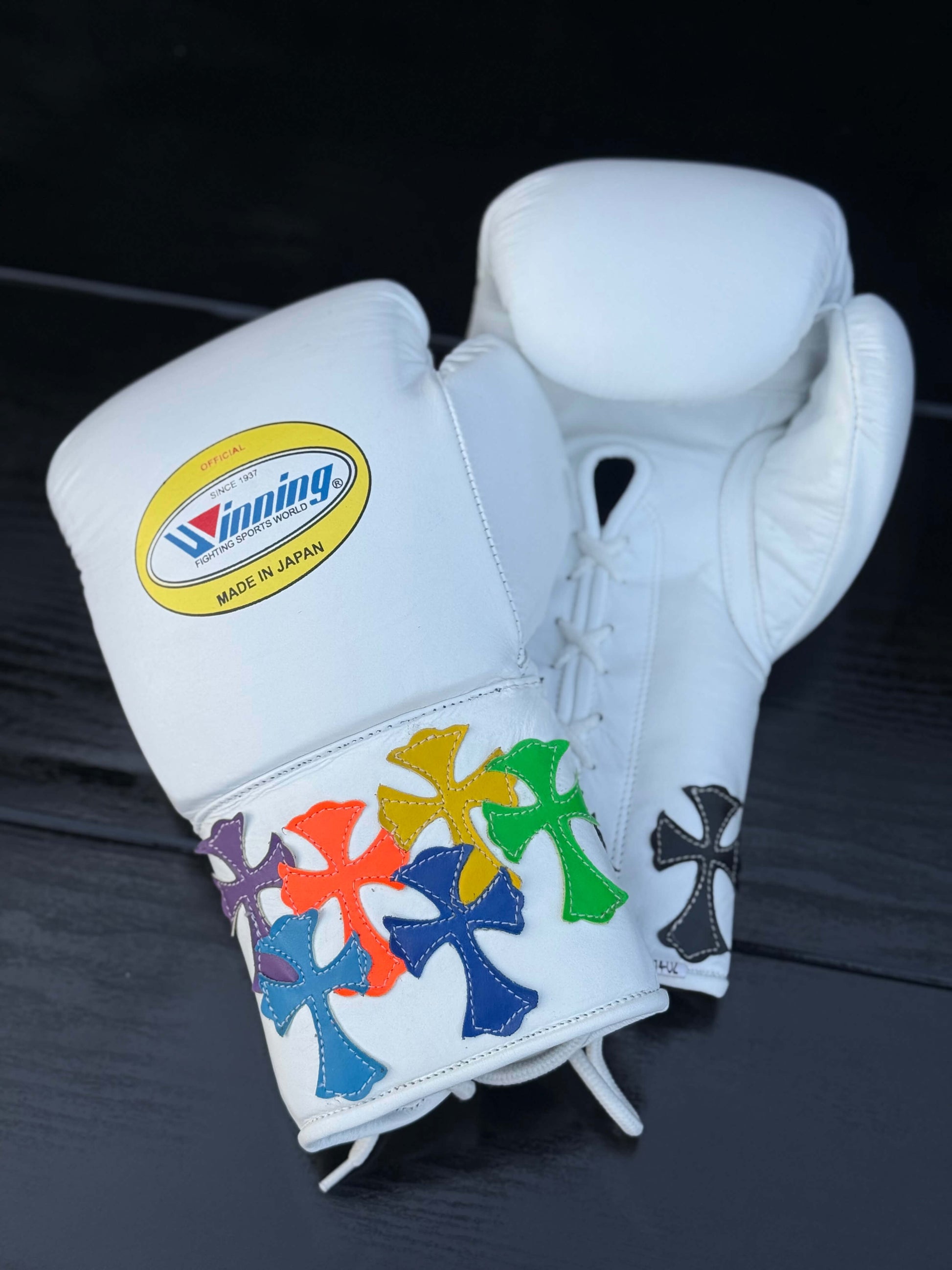 Winning boxing gloves white/multi chrome heart Style Japanese Logo back and front view custom name boxing training gloves