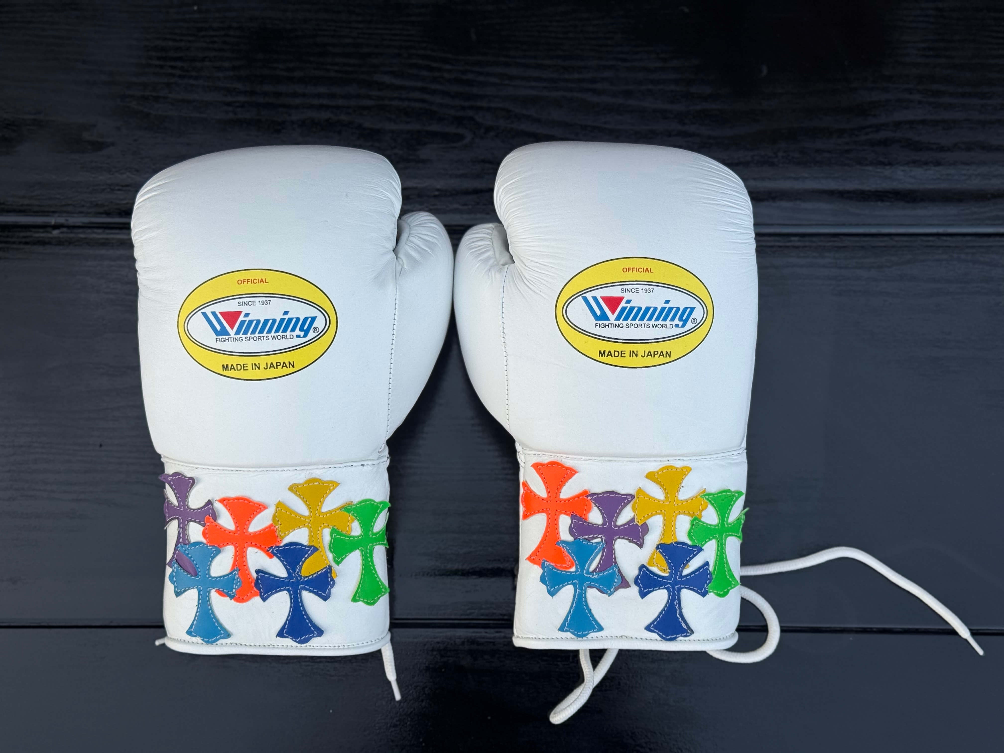 Winning boxing gloves white/multi chrome heart Style Japanese Logo back view custom name boxing training gloves