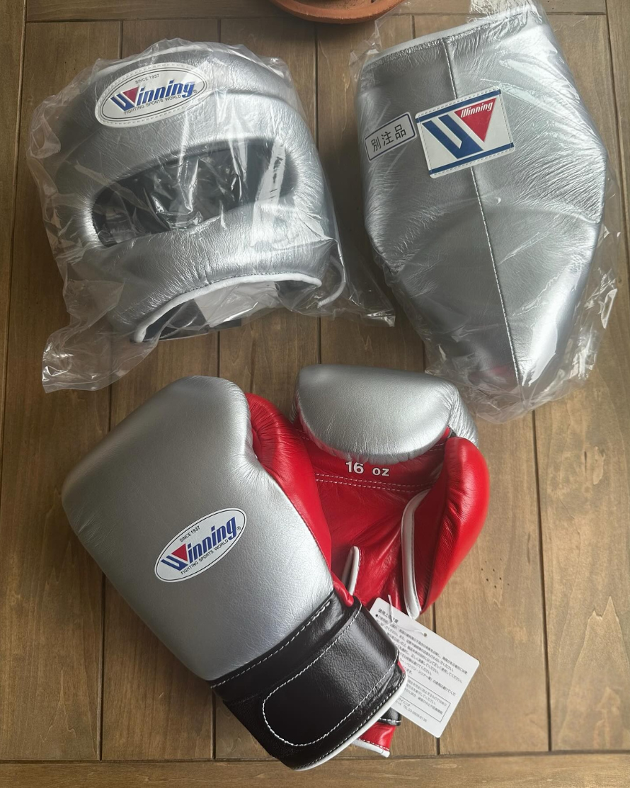 Affordable Winning Leather Gloves Set Silver/Red/Black Beginner Bundle