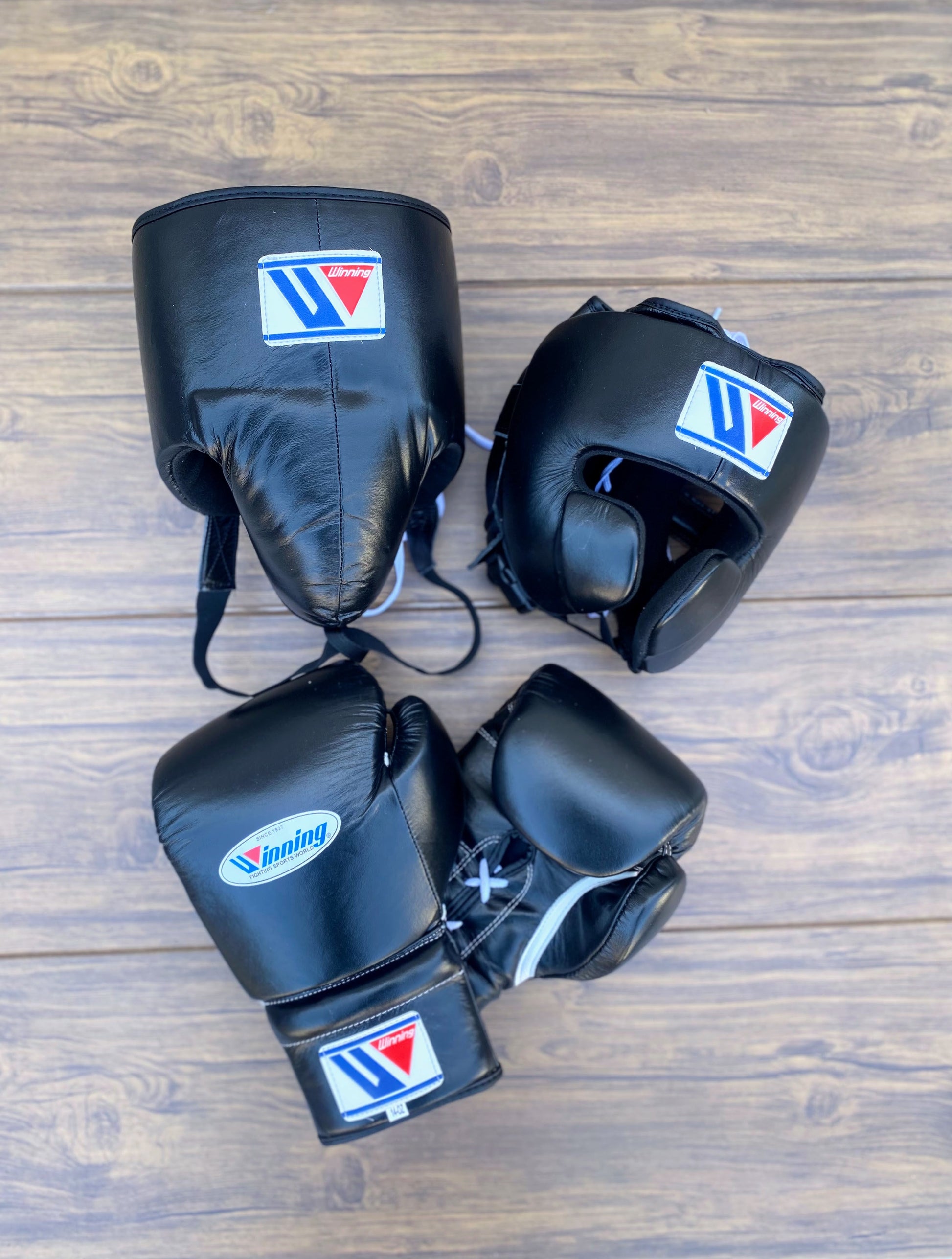 Winning Boxing Set Black Lace-Up Gloves Headguard Full View