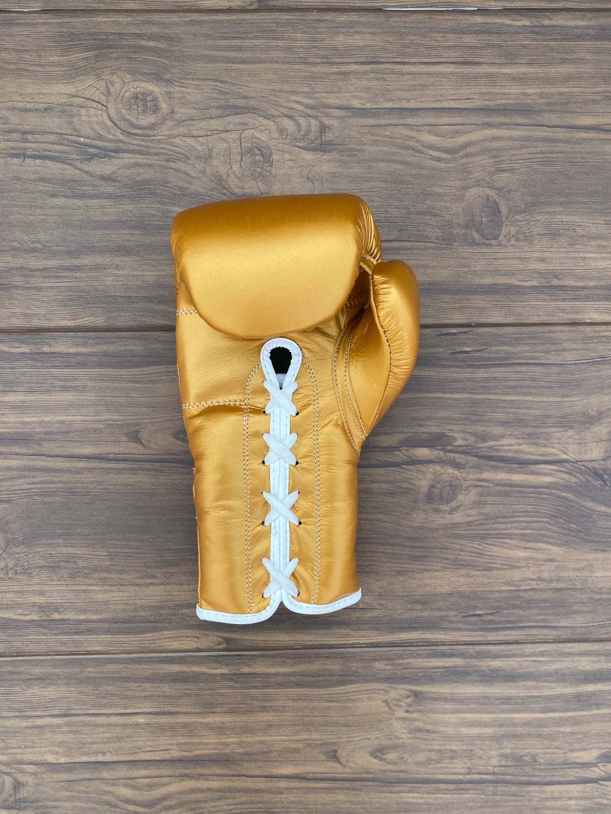 Winning Boxing Set Gold 14oz Gloves Front Close Up
