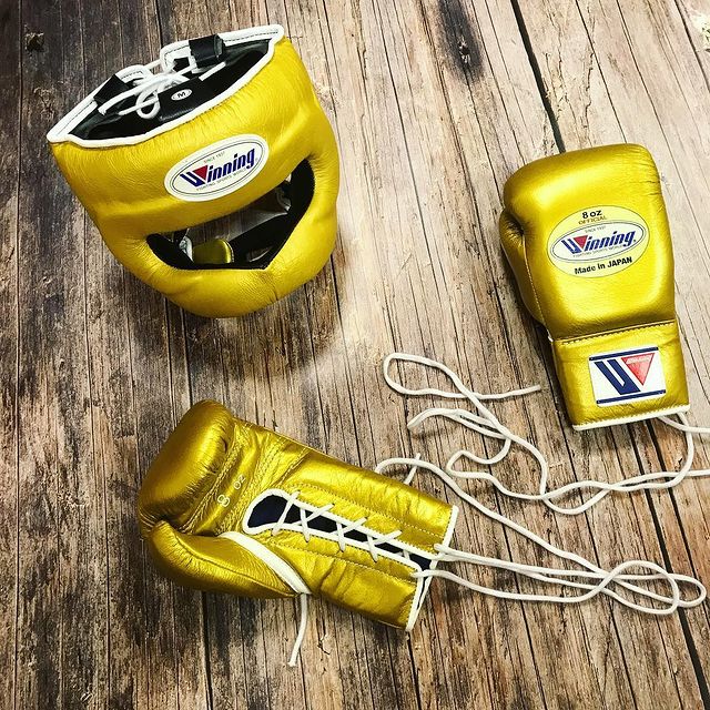 Winning Boxing Set Golden Lace-Up Gloves Headguard Kit