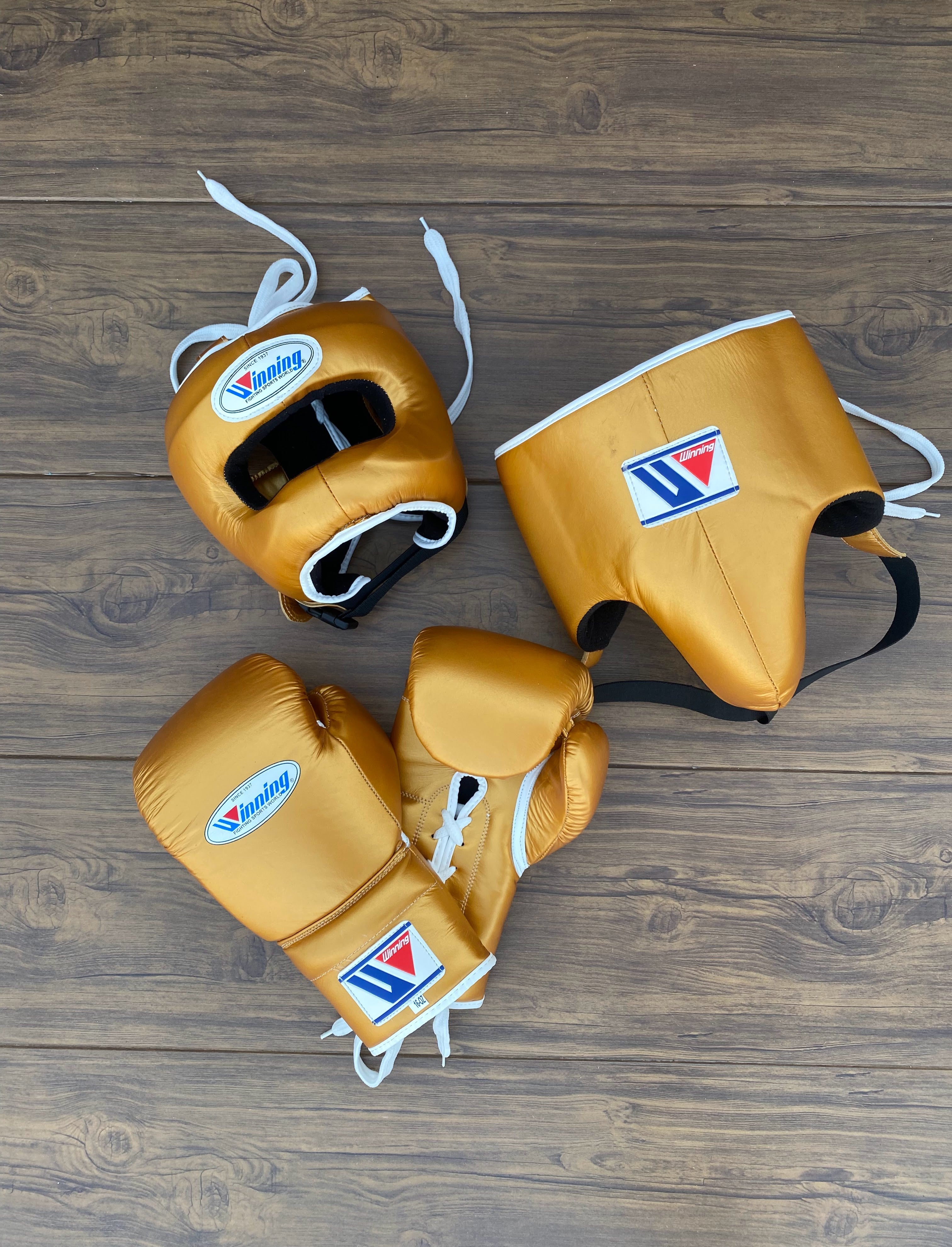 Winning Boxing Set Gold Gym Training Gloves Headguard