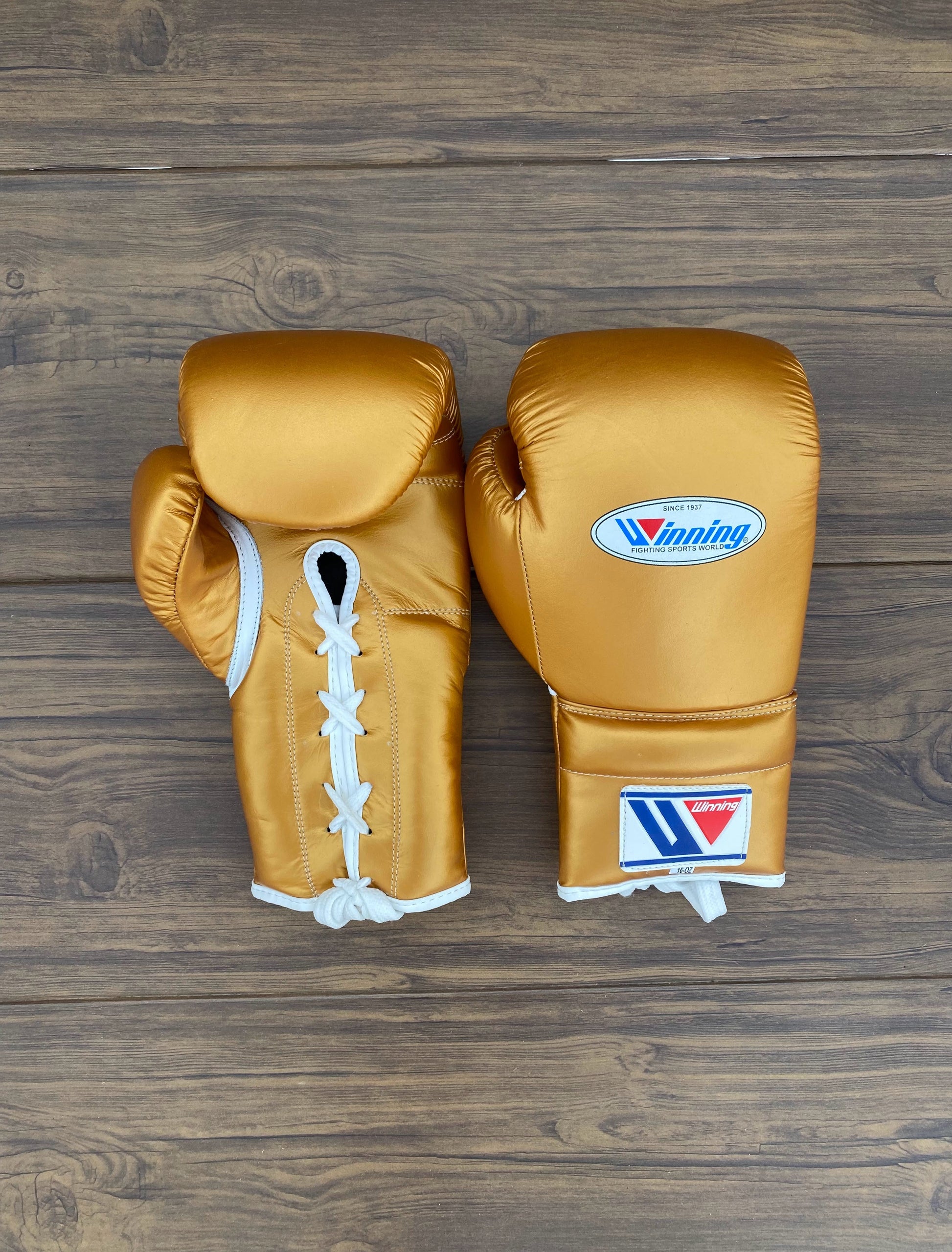 Winning Boxing Set Gold Gym Training Gloves Front View