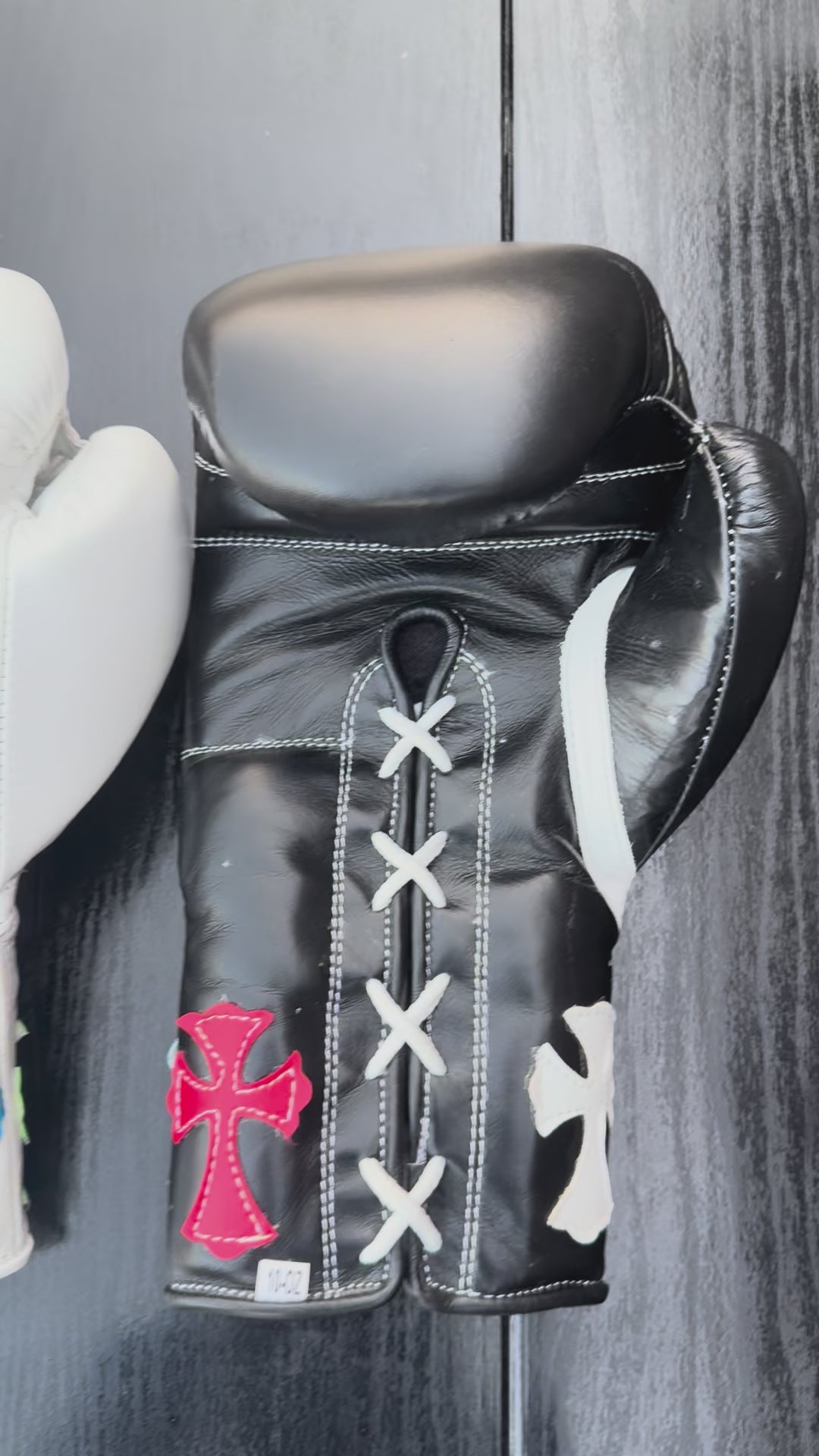 Load video: winning boxing gloves white/black chrome heart style video